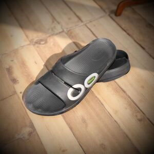 Adult Unisex Oofos OOLALA Matte Black Recovery Sandals Size W 11 M 9